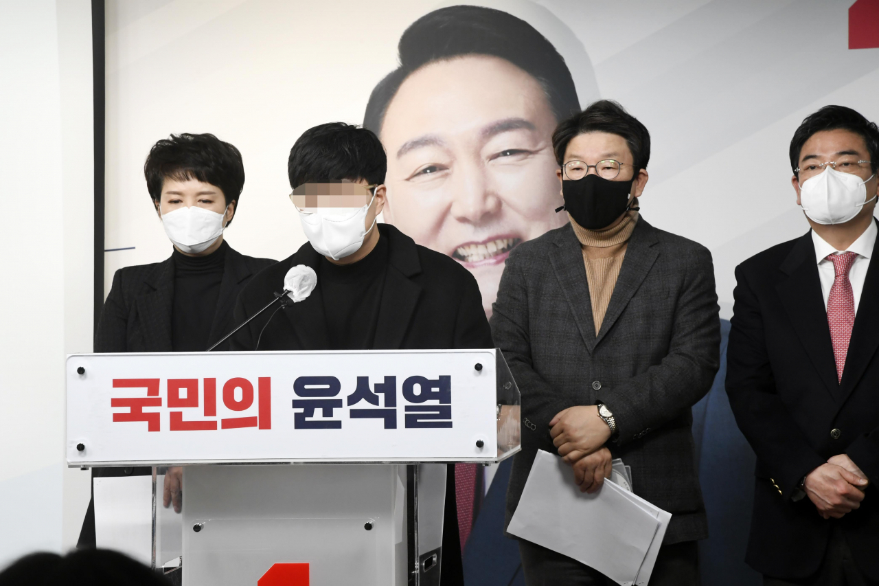 권성동 국민의힘 의원과 김은혜 공보단장이 23일 서울 여의도 당사에서 ‘고 김문기 성남도시개발공사 개발처장 유족’관련 기자회견을 열었다. 고 김문기 처장의 장남(왼쪽)이 발언을 하고 있다. [연합]