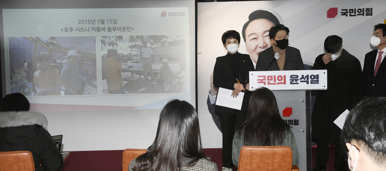 권성동 국민의힘 의원과 김은혜 공보단장이 23일 서울 여의도 당사에서 ‘고 김문기 성남도시개발공사 개발처장 유족’관련 기자회견을 열었다. 기자회견 도중 고 김문기처장의 장남(오른쪽두번째)이 눈물을 흘리고 있다. [연합]
