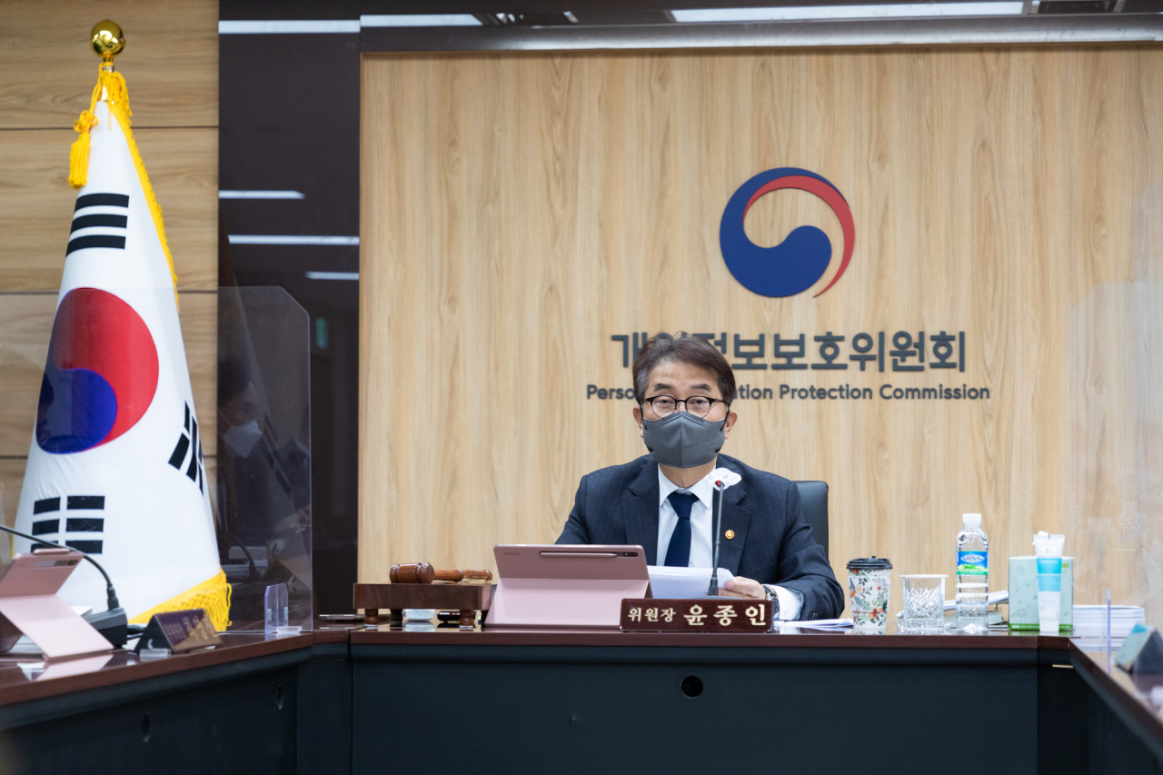윤종인 개인정보보호위원회 위원장이 23일 오전 서울 종로구 정부서울청사에서 개최된 ‘제4회 개인정보보호위원회 전체회의’를 진행하고 있다. [개인정보보호위원회 제공]