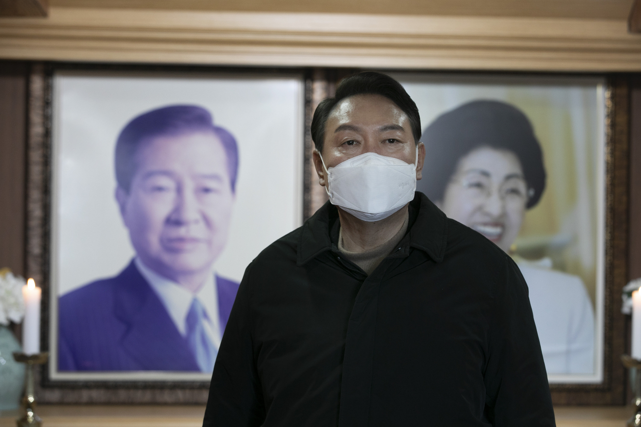 국민의힘 윤석열 대선 후보가 23일 오후 전남 신안군 하의도 김대중 전 대통령 생가를 방문해 참배한 뒤 돌아서고 있다. 연합뉴스