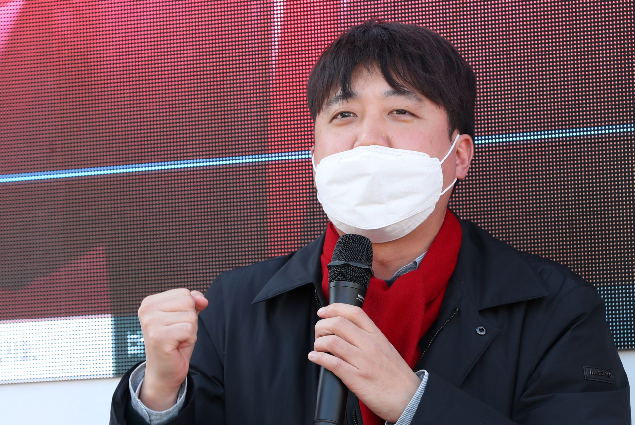 국민의힘 이준석 대표가 23일 강원 철원군 신철원사거리에서 윤석열 후보에 대한 지지를 주민들에게 호소하고 있다. [연합]