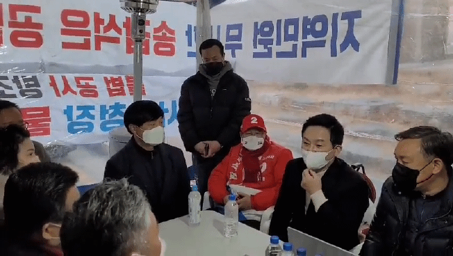 원희룡 전 국민의힘 본부장이 광주화정아이파크 붕괴사고 피해상인들을 만나 사고조사, 피해보상 등 대책마련을 위한 간담회를 개최했다. /서인주 기자
