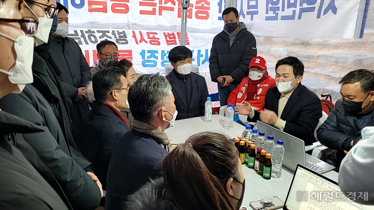 광주화정아이파크 피해 상인 천막 찾은 원희룡 국민의힘 본부장.