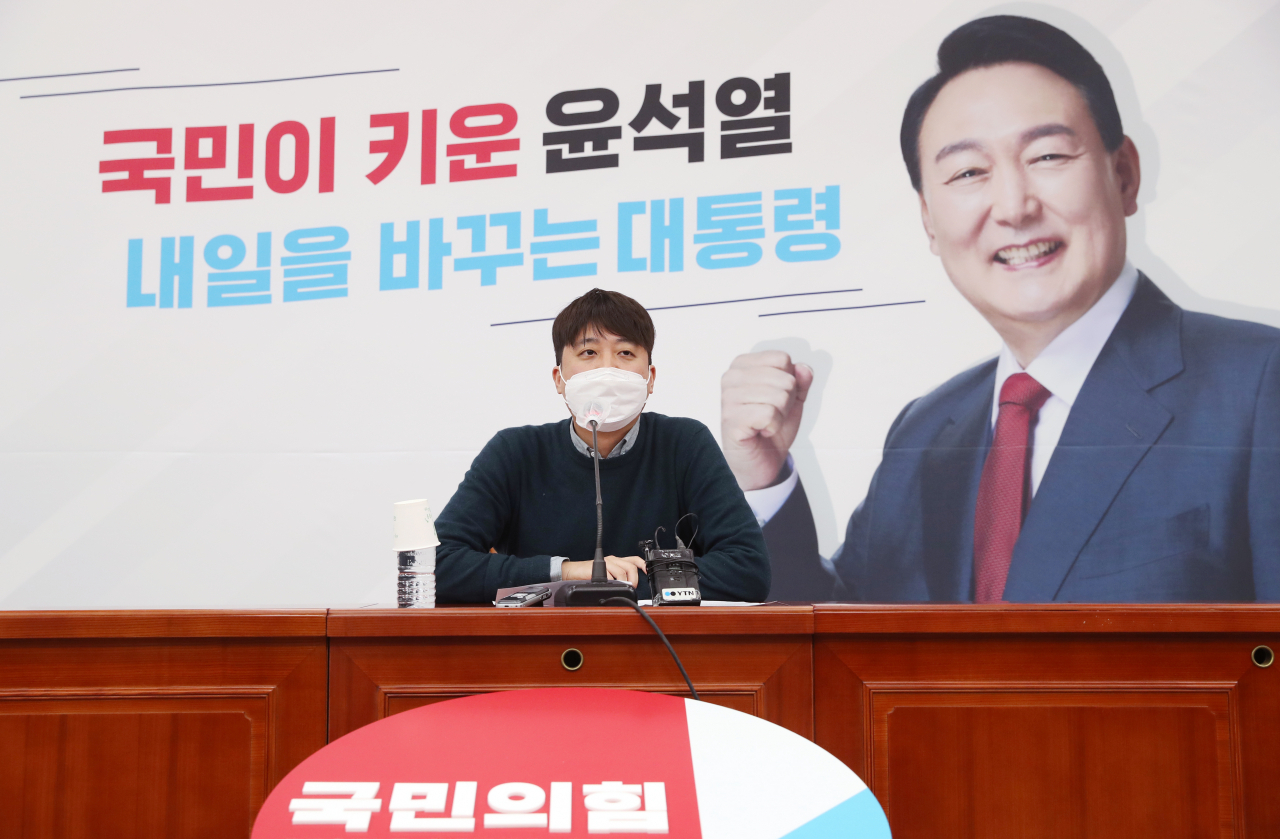 이준석 국민의힘 대표가 23일 오후 서울 여의도 국회에서 국민의당 이태규 총괄본부장이 밝힌 '합당 제안' 관련 긴급 기자회견을 하고 있다. [연합]