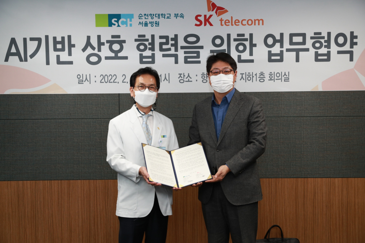 SK텔레콤은 순천향대학교 부속 서울병원과 퇴원 환자 건강 관리를 위한 인공지능(AI) 기반 돌봄콜 업무 협약을 체결했다고 23일 밝혔다. 사진은 이정재 순천향대서울병원 원장(왼쪽)과 이준호 SKT EGS 추진 담당(오른쪽)이 협약식을 체결하는 모습. [SKT 제공]