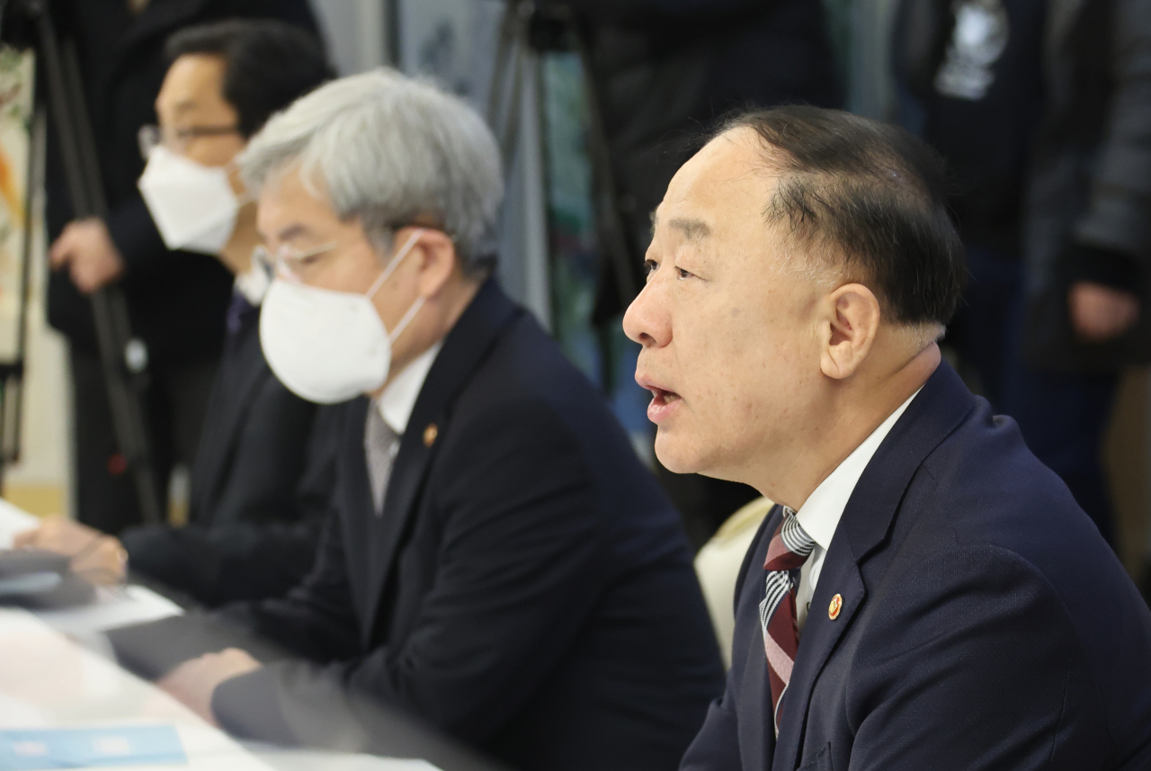 LPG·CNG 차량은 2024년부터, 하이브리드 차량은 이르면 2025년 또는 저공해차에서 제외된다. 친환경차 세제지원을 전기·수소차 중심으로 개편하는 것으로 미래차 전환에 박차를 가는 모양새다. 자율차 분야도 금년 Lv.3 출시, 2027년 Lv.4 상용화를 차질없이 뒷받침하기 위해 2023년까지 고속도로 차세대 지능형교통체계 시범구축한다.홍남기 부총리 겸 기획재정부 장관은 정부서울청사에서 제19차 혁신성장 빅3(BIG3) 추진회의를 열고 이같이 밝혔다. 사진은 전날 정부서울청사에서 열린 제39차 부동산시장 점검 관계장관회의를 주재하며 발언하고 있는 홍 부총리. [연합]