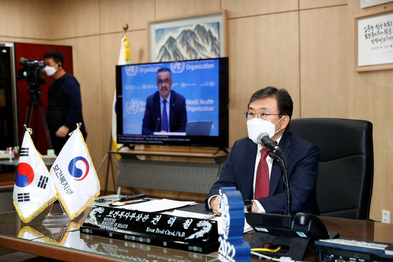 권덕철 보건복지부 장관이 23일 오후 화상으로 열린 글로벌 바이오 인력양성 허브 지정 발표 관련 브리핑에서 테드로스 아드하놈 게브레예수스 세계보건기구(WHO) 사무총장과 대화하고 있다. WHO는 이날 온라인 브리핑을 통해 한국을 ‘WHO 글로벌 바이오 인력양성 허브’로 선정한다고 밝혔다. [보건복지부 제공]