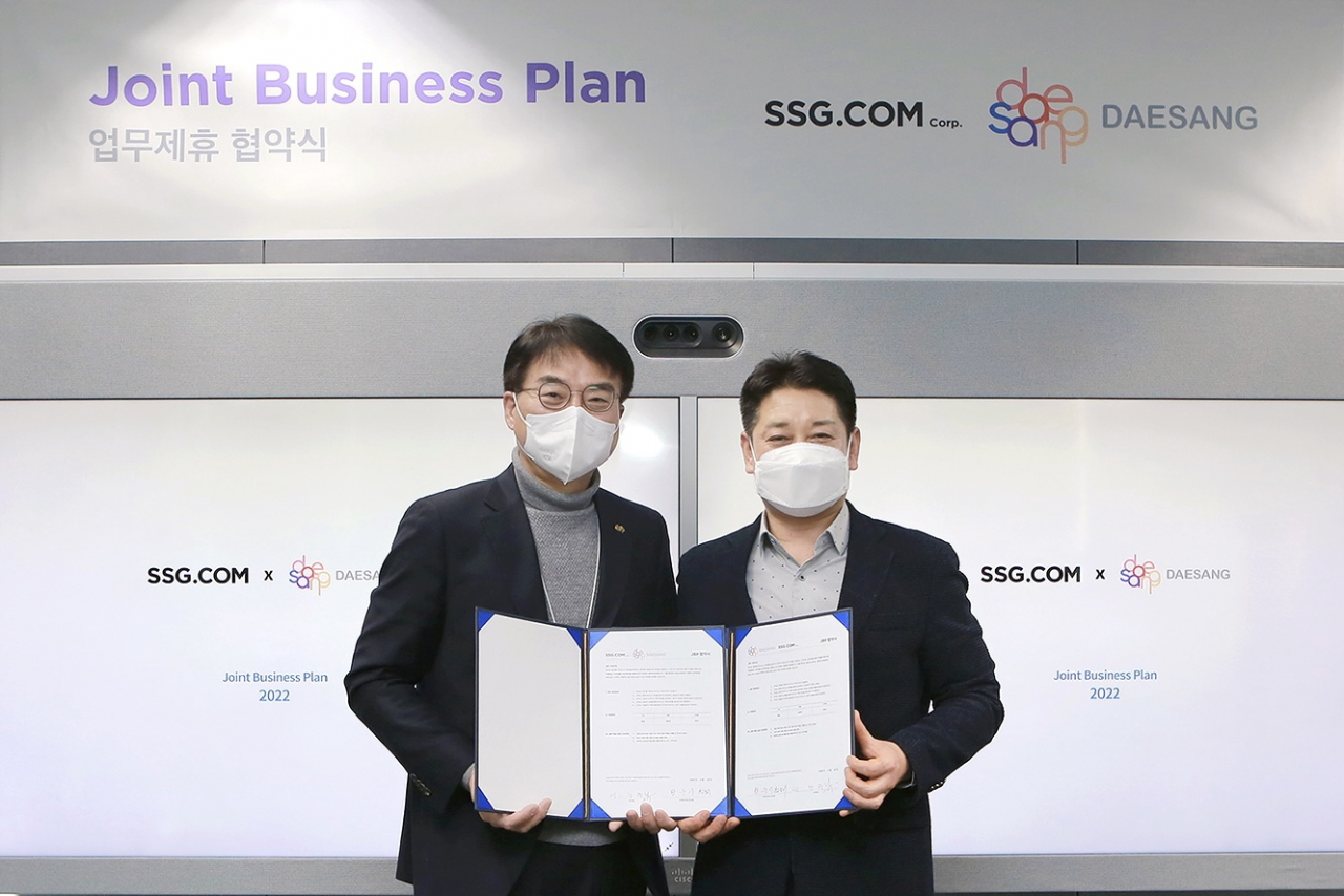 황운기 SSG닷컴 상품본부장(오른쪽)과 이강덕 대상 영업본부장이 23일 업무제휴협약 체결 후 기념사진 촬영을 하고 있다.[SSG닷컴 제공]