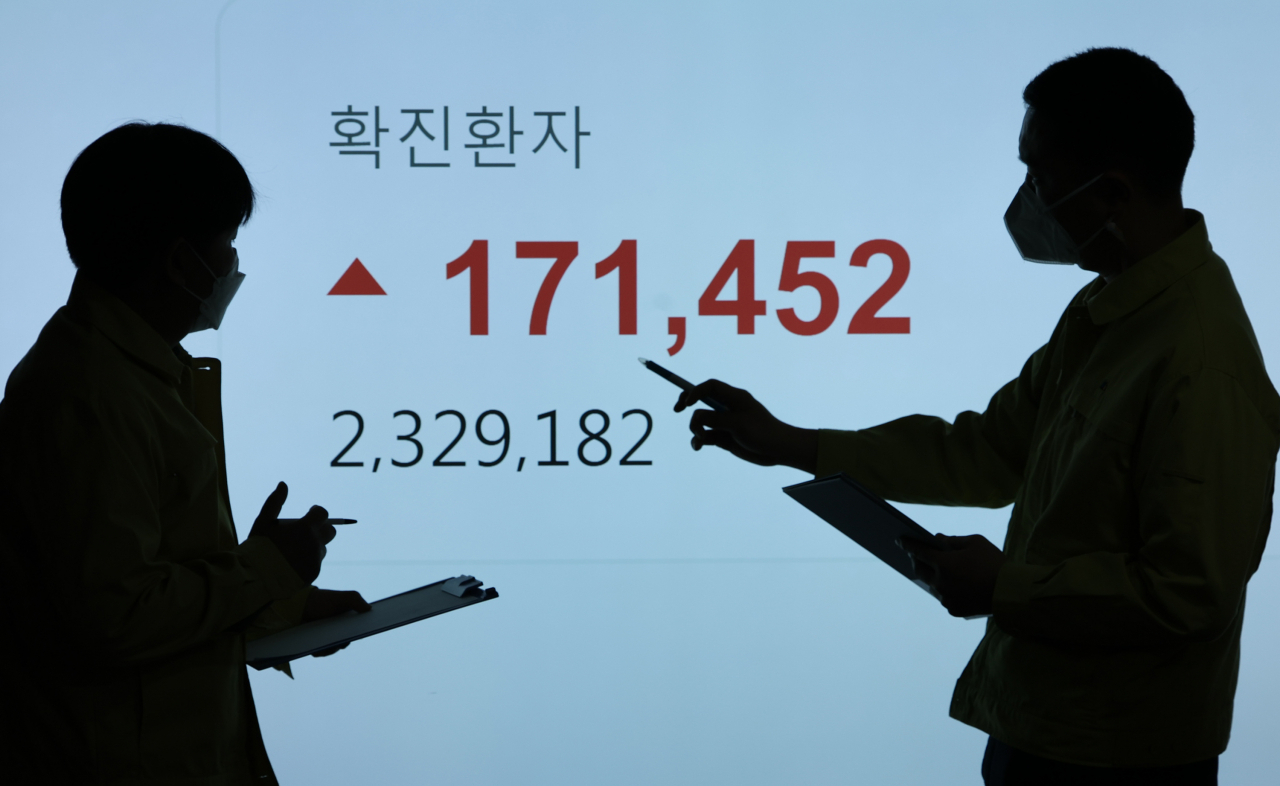 23일 오전 서울 송파구청 모니터에 신규 확진자수가 표시돼있다. 중앙방역대책본부는 이날 0시 기준으로 신규 확진자가 17만1452명 늘어 누적 232만9천182명으로 집계됐다고 밝혔다. [연합]