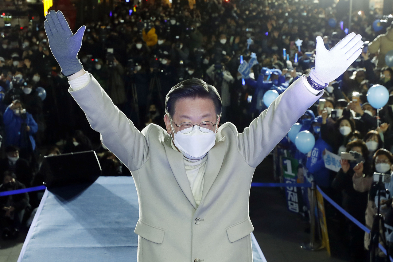 Lee Jae-myung, the presidential candidate of the ruling Democratic Party, reacts to his supporters at a campaign rally in Cheongju, North Chungcheong Province, on Wednesday. (Yonhap)