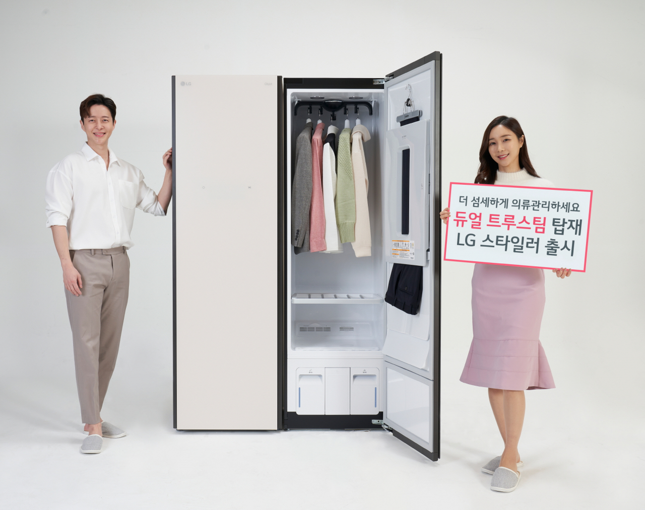 LG전자가 특허 받은 트루스팀 기술을 한 단계 더 업그레이드한 '듀얼 트루스팀'을 갖춘 차세대 스타일러를 24일 출시했다. [LG전자 제공]