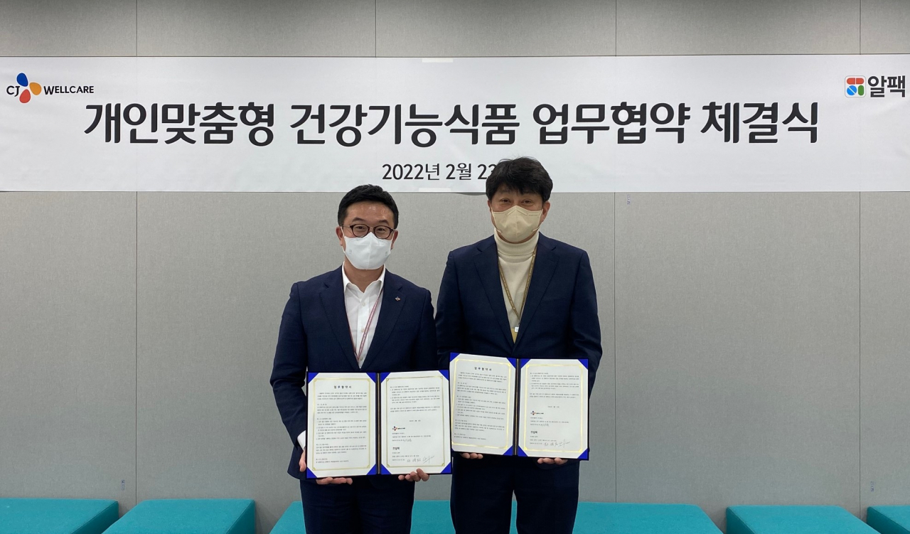 CJ웰케어는 알팩과 개인맞춤형 건기식 제조 및 소분 판매를 위한 사업 협력을 체결했다. [CJ웰케어 제공]