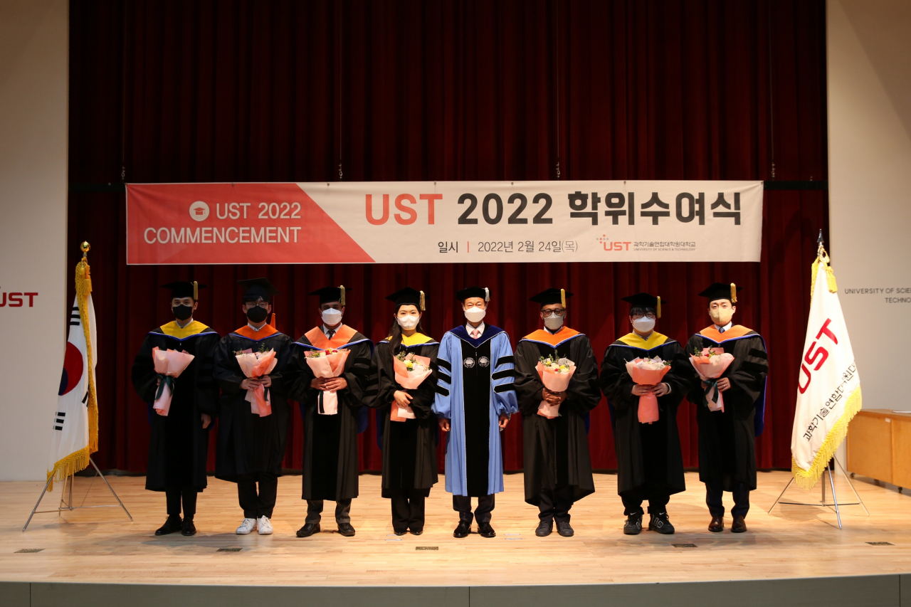 주요 표창 수상자들과 김이환(왼쪽 다섯번째) 총장이 기념촬영을 하고 있다.[UST 제공]