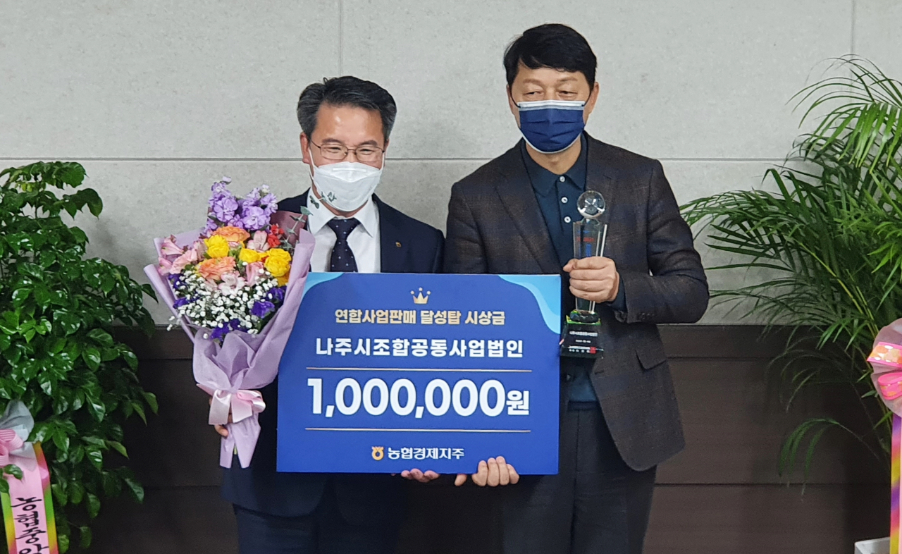 1천억원 달성탑을 수상하고 있는 박영웅대표