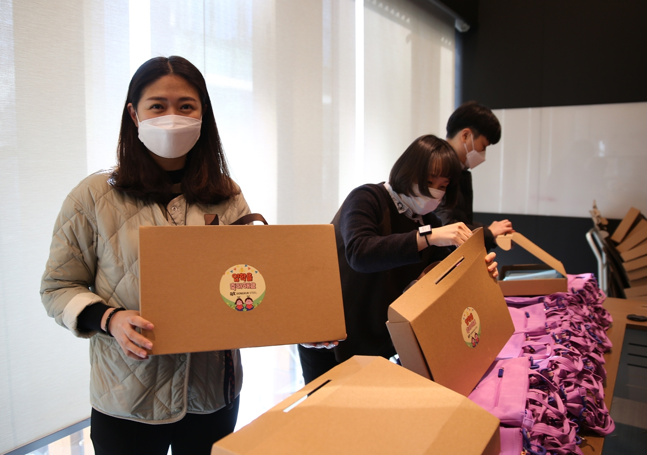 동국제강 직원들이 임직원 초등생 자녀 입학 선물을 포장하고 있다. [동국제강 제공]