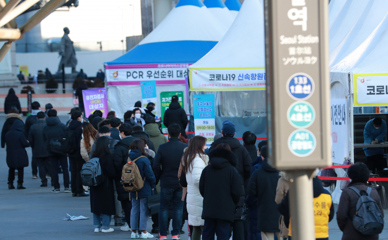 24일 오전 서울역 임시선별검사소에서 시민들이 코로나19 검사를위해 줄을 서 있다. 중앙방역대책본부에 따르면 이날 0시 기준 신규 코로나19 확진자는 17만16명으로 집계됐다. [연합]