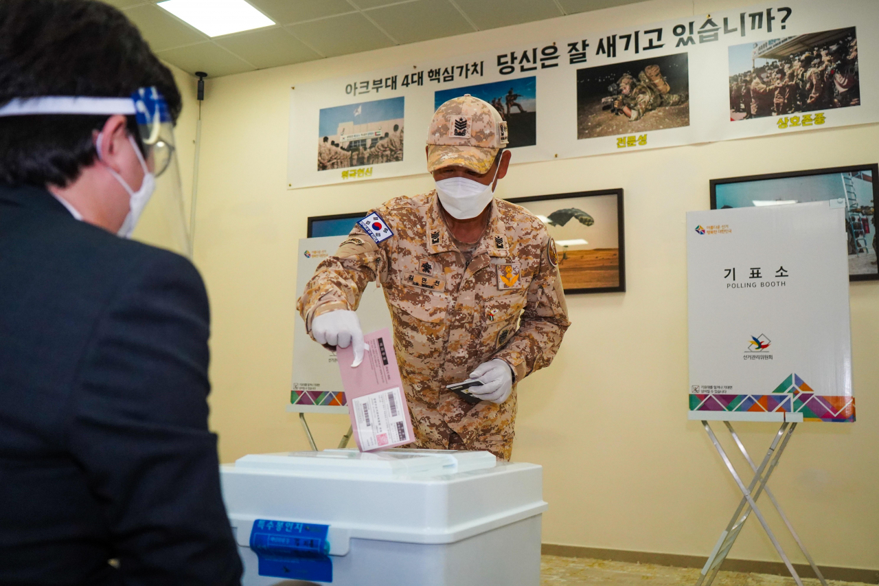 제20대 대선 재외투표가 23일(현지시간) 시작된 가운데 해외파병부대 장병들도 재외국민투표에 참여했다. UAE 아크부대 장병이 주둔지 체육관에서 투표를 실시하고 있다. [합참 제공]