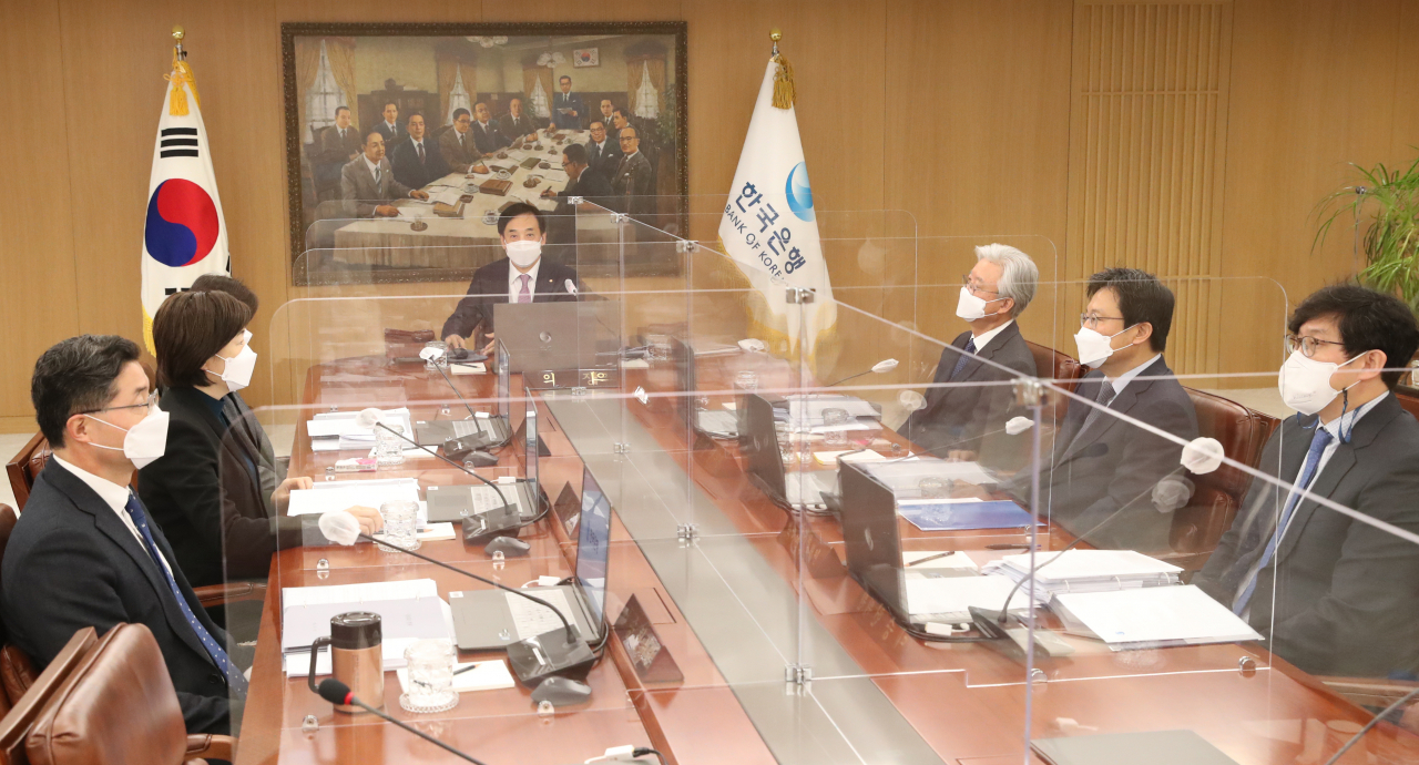 이주열 한국은행 총재가 24일 오전 서울 중구 한국은행에서 열린 금융통화위원회 본회의에서 회의를 주재하고 있다.