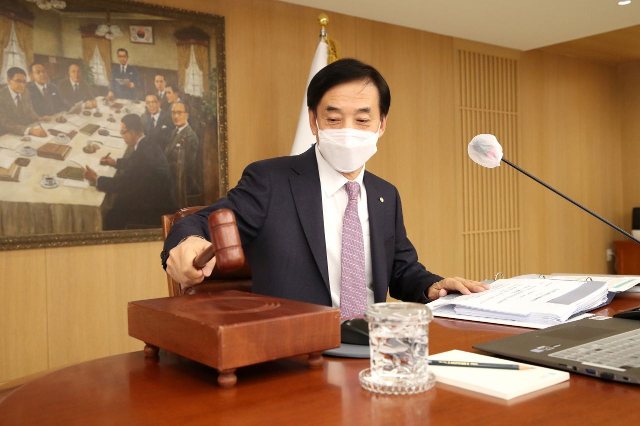 이주열 한국은행 총재가 24일 오전 서울 중구 한국은행에서 열린 2022년 2월 통화정책방향 금융통화위원회 본회의에서 의사봉을 두드리고 있다. [연합]
