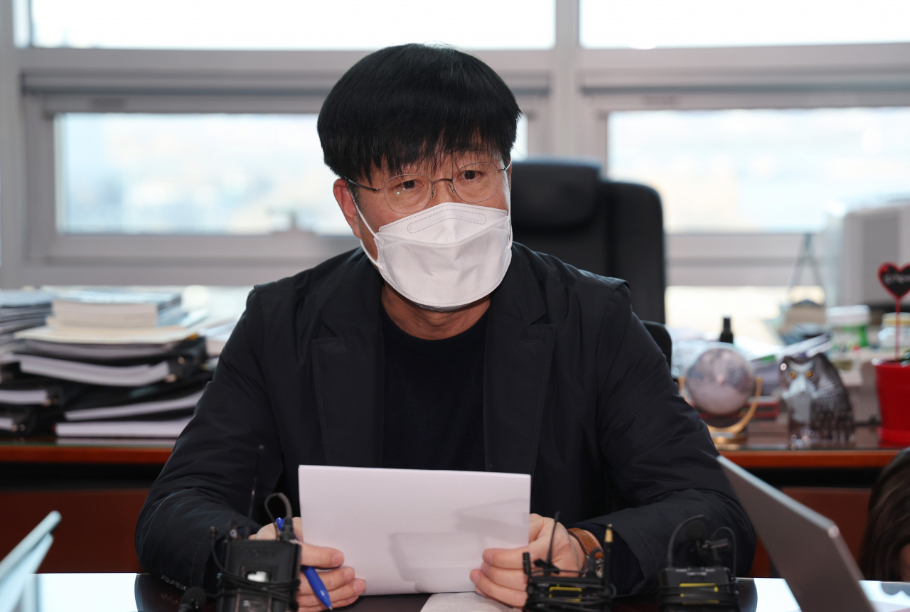 이태규 국민의당 총괄선대본부장이 지난 23일 국회 의원회관에서 '이달 초 안철수 대선 후보의 사퇴를 조건으로 국민의힘 이준석 대표로부터 합당 제안을 받았다'는 내용의 긴급 기자회견을 갖고 있다. [이상섭 기자]