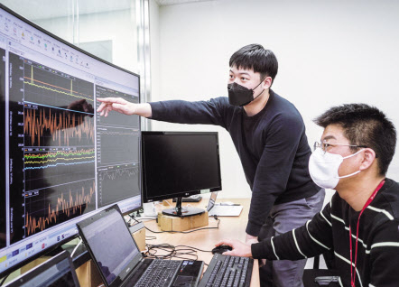 SK텔레콤 직원들이 연구소에서 5G 옵션4 기술을 검증하고 있다. [SK텔레콤 제공]