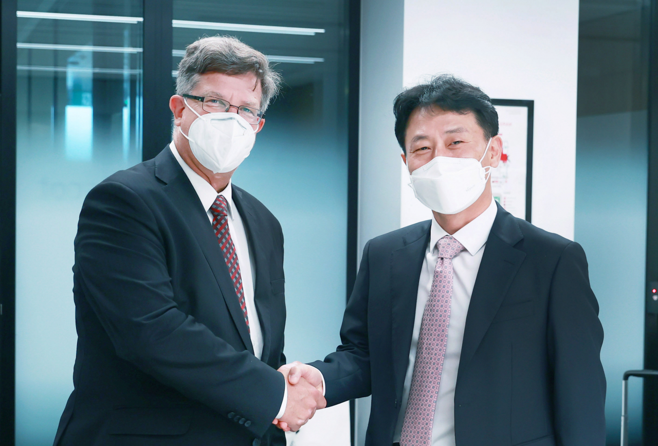 박기영 산업통상자원부 2차관(오른쪽)이 24일 호주 시드니공항 접견실에서 데이비드 프레데릭스 호주 산업과학에너지자원부 차관과 면담에 앞서 기념 촬영을 하고 있다. [산업통상자원부 제공]