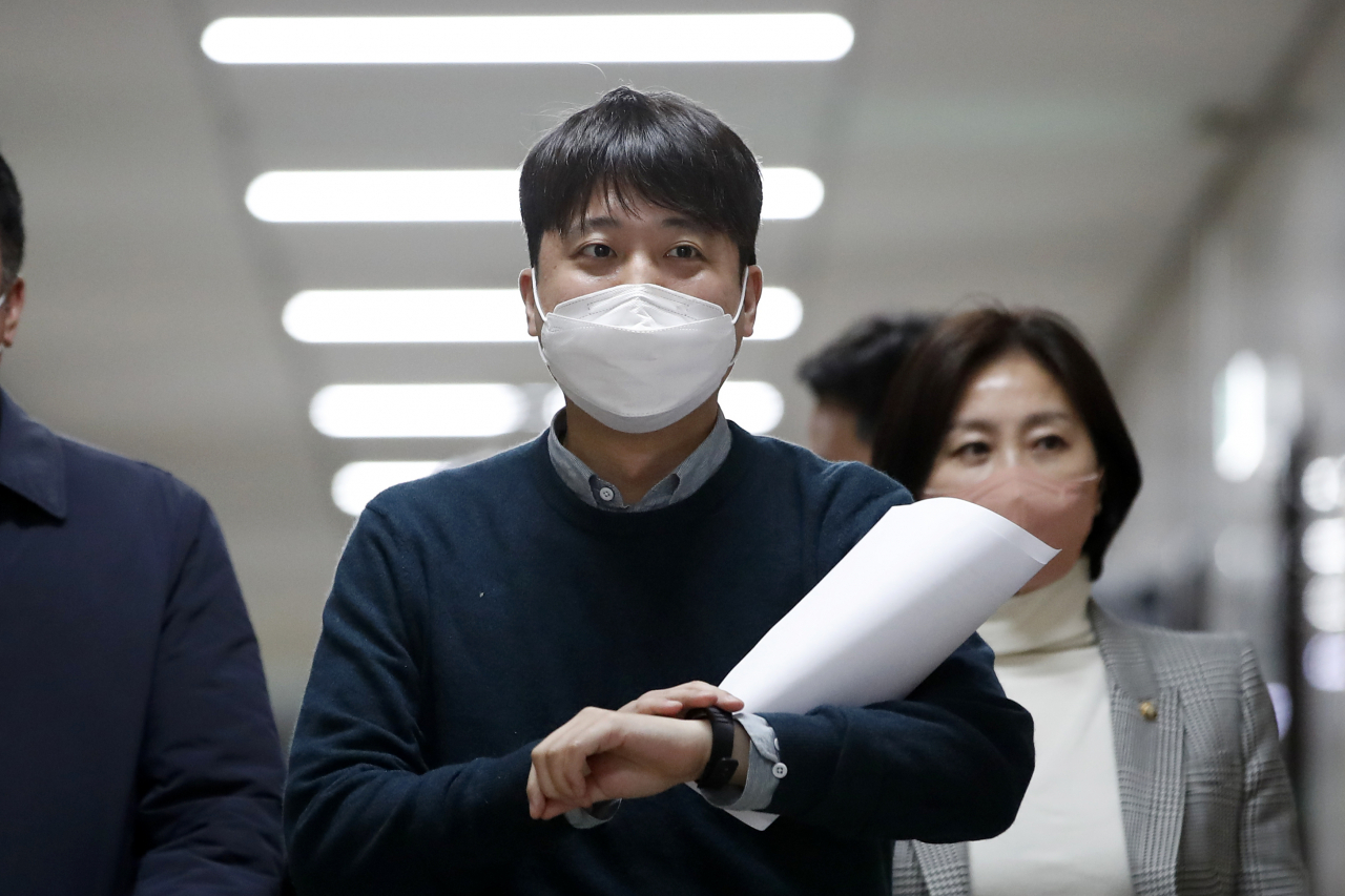 국민의힘 이준석 대표가 지난 23일 오후 서울 여의도 국회에서 국민의당 이태규 총괄본부장이 밝힌 '합당 제안' 관련 긴급 기자회견을 위해 발걸음을 옮기고 있다. [연합]