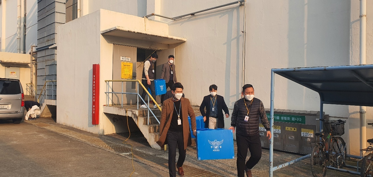 8명이 사상한 여수국가산업단지 내 여천NCC 3공장 폭발 사고와 관련해 지난 14일 오후 전남경찰청 여천NCC 전담수사팀이 전남 여수에 소재한 여천NCC 3공장 사무실에서 압수품을 들고 나오고 있다. [전남경찰청 제공]