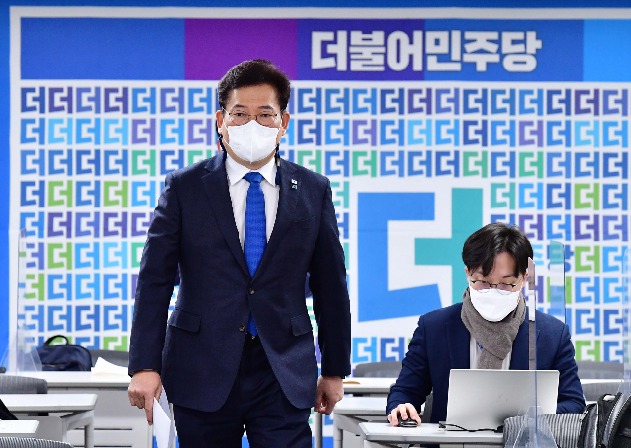 더불어민주당 송영길 대표가 24일 오전 서울 여의도 중앙당사에서 국민통합을 위한 정치개혁 제안 기자회견을 하기 위해 이동하고 있다. [사진=이상섭 기자/babtong@heraldcorp.com]