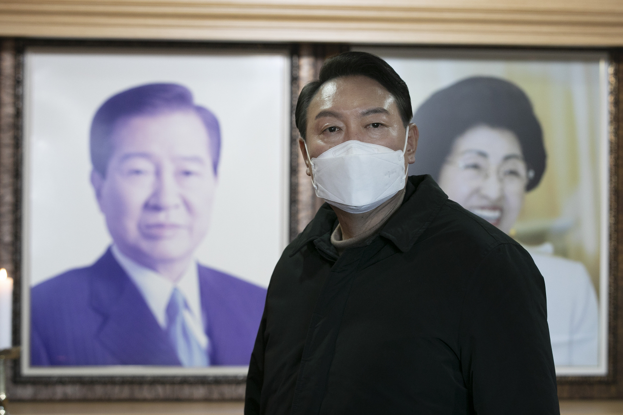 윤석열 국민의힘 대선 후보가 23일 오후 전남 신안군 하의도 김대중 전 대통령 생가를 방문해 참배한 뒤 돌아서고 있다. [연합]