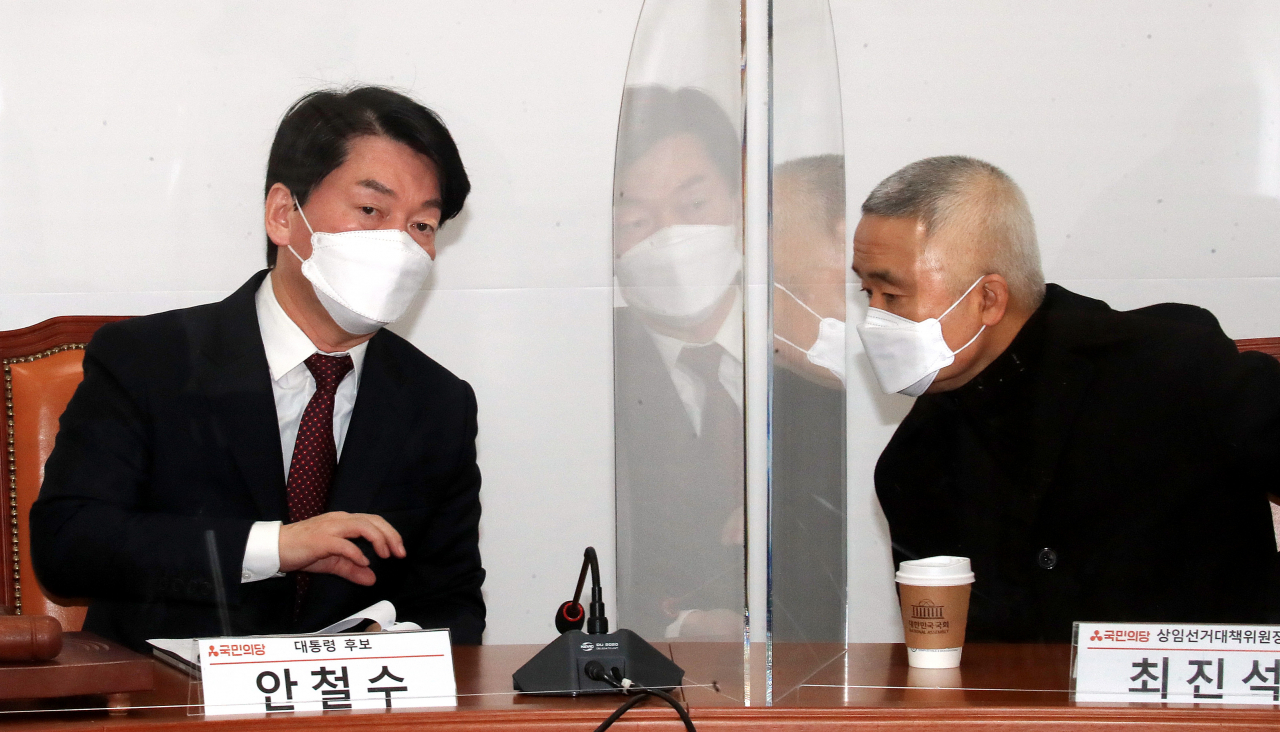 국민의당 안철수 대선 후보가 24일 오전 국회에서 열린 중앙선거대책위원회의에서 최진석 상임선거대책위원장과 대화하고 있다. 연합뉴스