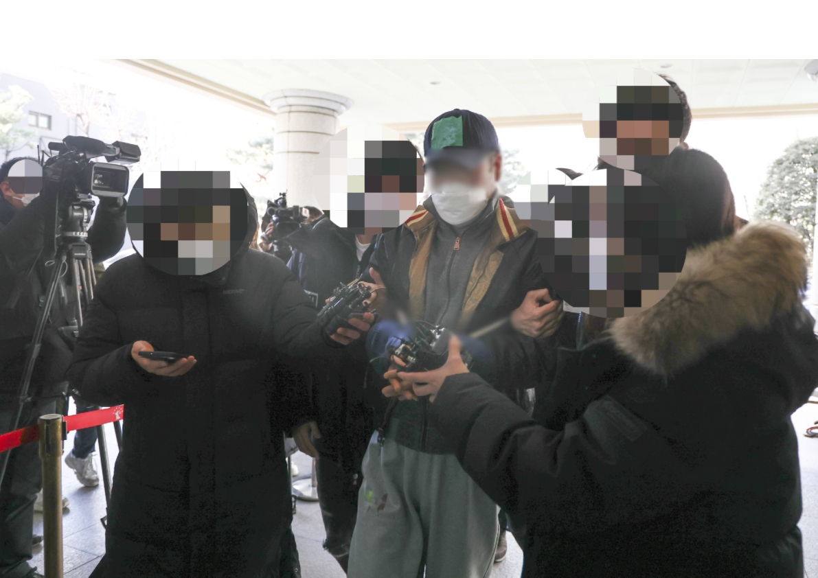 서울 마포구의 한 주택가에서 40대 남성을 흉기로 살해한 혐의로 체포된 50대 남성 장모 씨가 24일 오전 서울서부지법에서 열리는 구속 전 피의자 심문(영장실질심사)에 출석하고 있다. [연합]