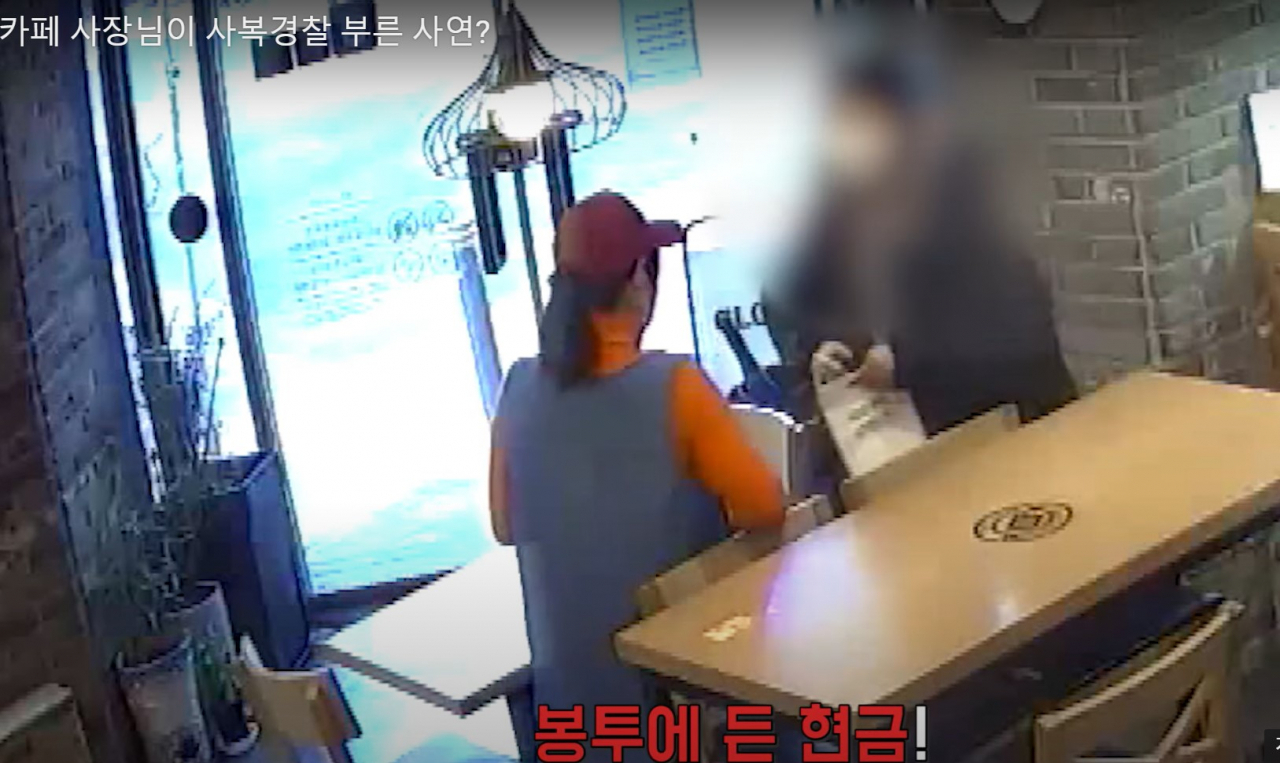 1월18일 경기 부천시 원미구의 한 카페 사장이 보이스피싱 피해가 의심되는 손님과 얘기하는 모습. [경기남부경찰 유튜브]