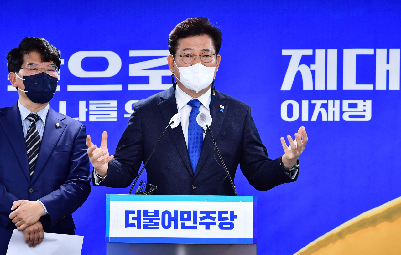 Rep. Song Young-gil (R), the chairman of the ruling Democratic Party, announces political reform measures during a press conference at the party's headquarters in Seoul on Thursday. (Yonhap)