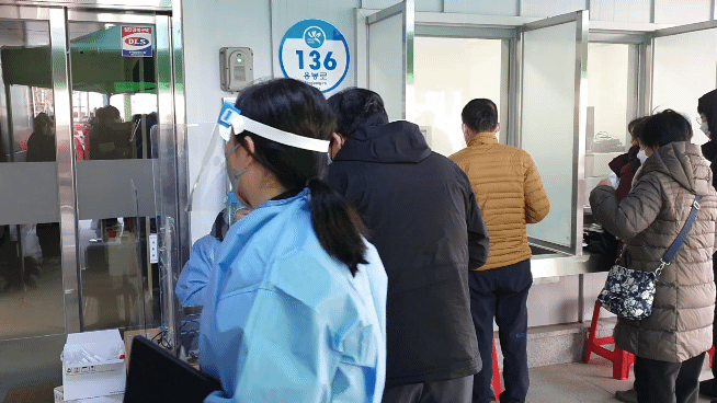광주시 북구 선별진료소는 PCR검사를 받기위한 대기줄이 길게 늘어섰다. 서인주 기자