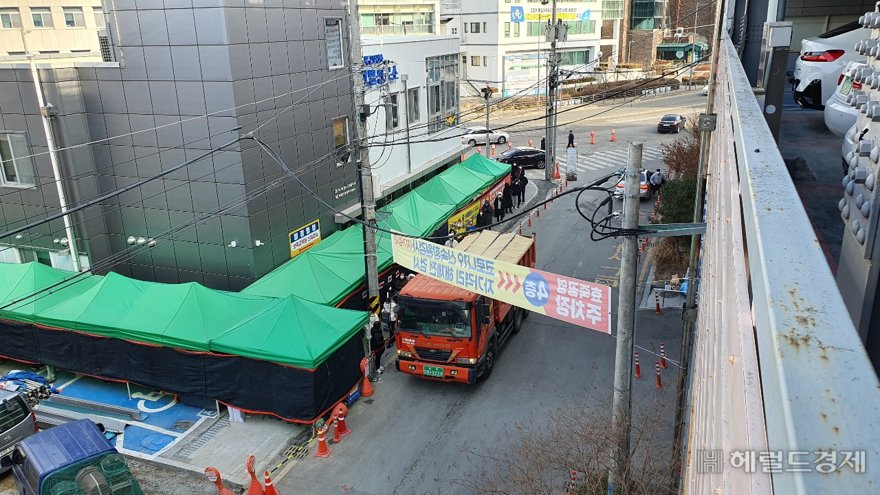 선별진료소는 이른 아침부터 북새통을 이뤘다. 주변도로는 주차장을 방불케 했고 시민들의 발길은 쉴새없이 이어졌다.