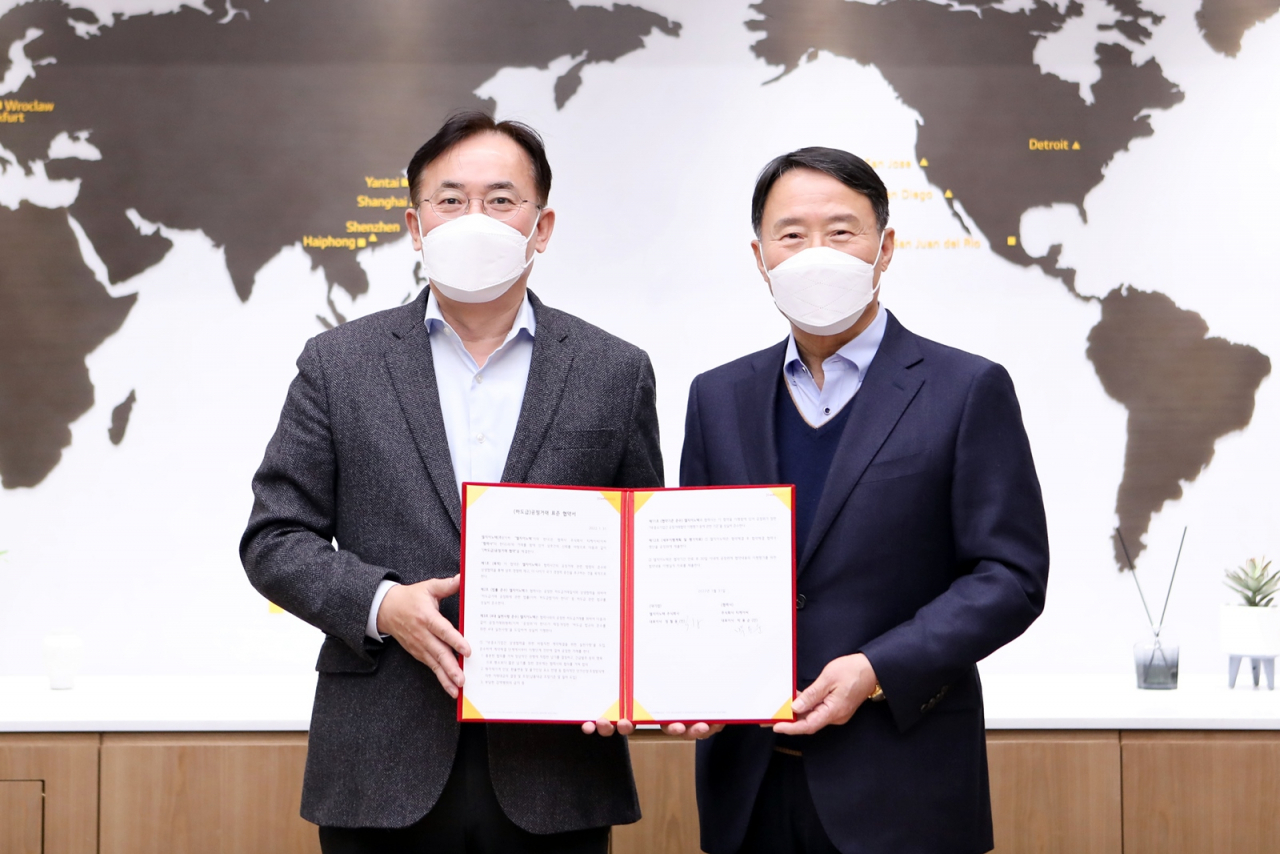정철동 LG이노텍 사장(왼쪽)과 박용순 ㈜티케이씨 대표가 24일 ‘2022년 공정거래 및 동반성장협약’을 체결하고 기념촬영을 하고 있다. [LG이노텍 제공]