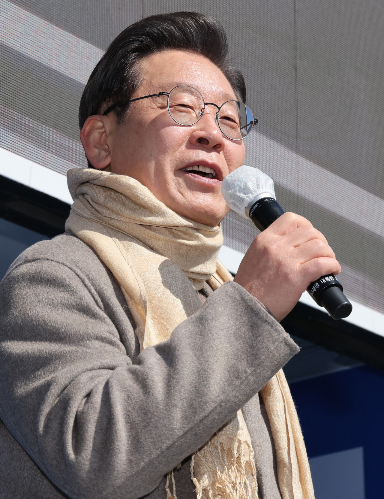 더불어민주당 이재명 대선후보가 24일 충북 충주시 충주 산척치안센터 앞에서 열린 "충청의 사위, 산척의 사위 이재명이 왔습니다!" 충주 산척 유세에서 주민들의 요청으로 노래를 부르고 있다. [연합]