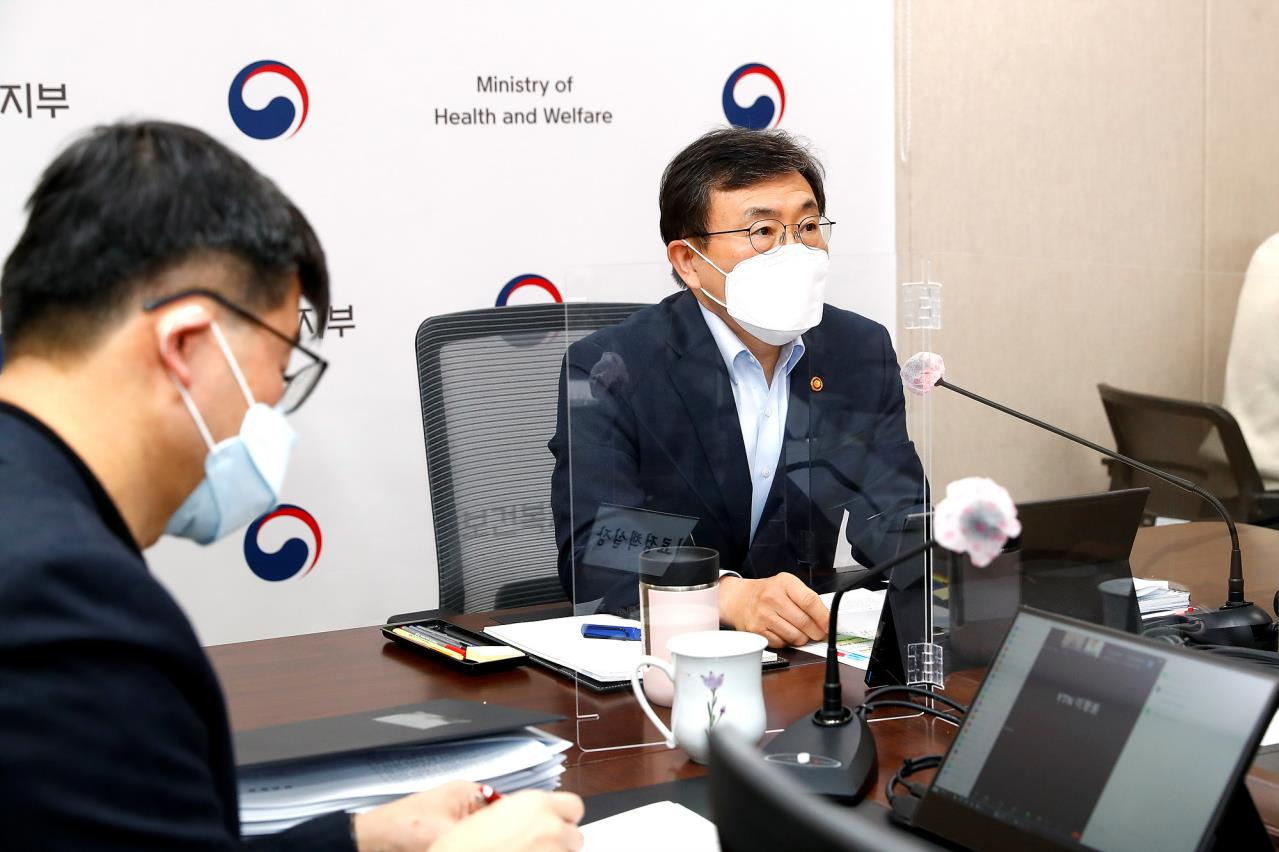 권덕철 보건복지부 장관이 24일 비대면으로 열린 기자단 온라인 간담회에서 인사말을 하고 있다. [연합]