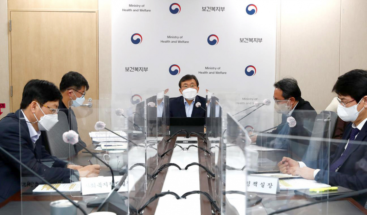 권덕철 보건복지부 장관이 24일 비대면으로 열린 기자단 온라인 간담회에서 인사말을 하고 있다. [연합]