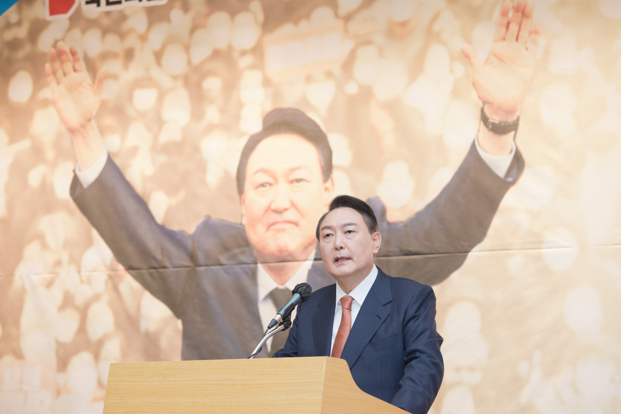 윤석열 국민의힘 대선후보가 24일 서울 여의도 국회도서관에서 열린 '여야 전직 국회의장·국회의원 윤석열 후보 지지 선언' 행사에서 발언하고 있다. [이상섭 기자]