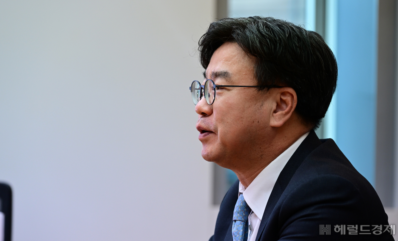 김상곤 광장 경영총괄대표 변호사가 지난달 17일 오후 서울 중구에 위치한 법무법인 광장 회의실에서 본지와 인터뷰하고 있다. 박해묵 기자