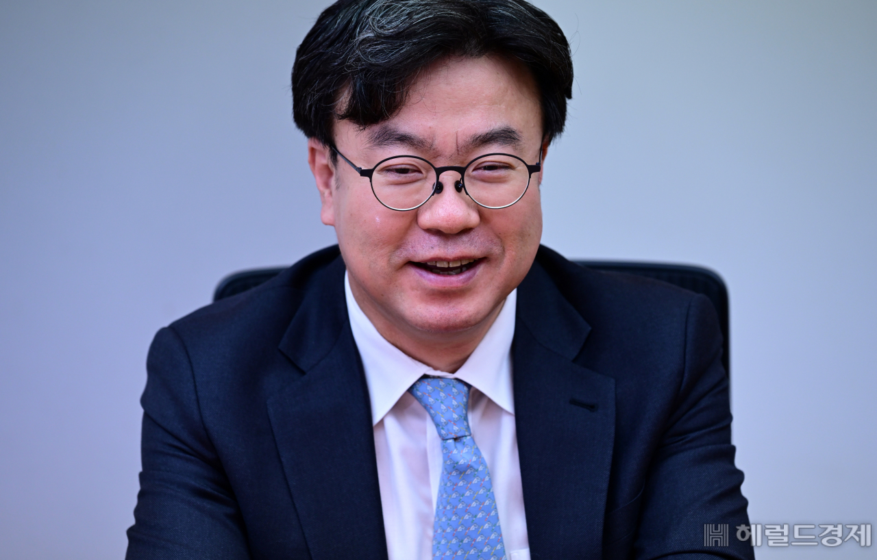 김상곤 광장 대표변호사가 17일 오후 서울 중구에 위치한 법무법인 광장 회의실에서 본지와 인터뷰를 가지고 있다. 박해묵 기자