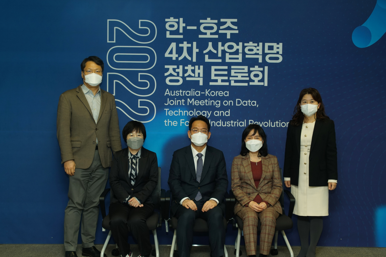 왼쪽부터 박성진 4차산업혁명위원회 지원단 데이터성과창출팀장, 황선자 한국노총 중앙연구원 부위원장, 윤성로 4차산업혁명위원회 위원장, 송경희 4차산업혁명위원회 지원단장, 이정아 4차산업혁명위원회 지원단 운영지원팀장이 24일 ‘한-호주 4차 산업혁명 정책 토론회’에 참석했다. [4차산업혁명위원회 제공]