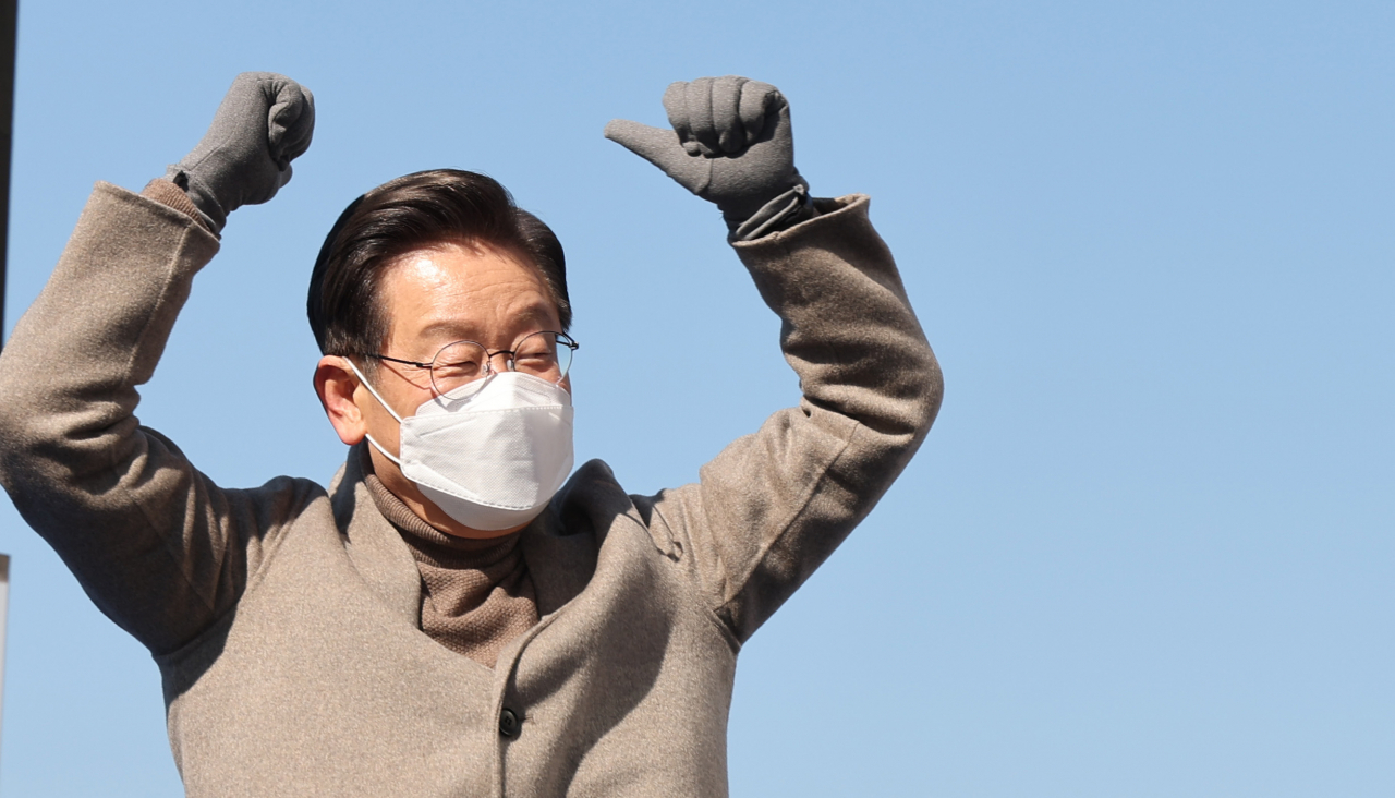 더불어민주당 이재명 대선후보가 24일 충북 충주시 충주 젊음의거리에서 열린 '대한민국 국토 심장부 충북 발전, 이재명은 합니다!' 충주 집중 유세에서 지지자에게 인사하고 있다. [연합]