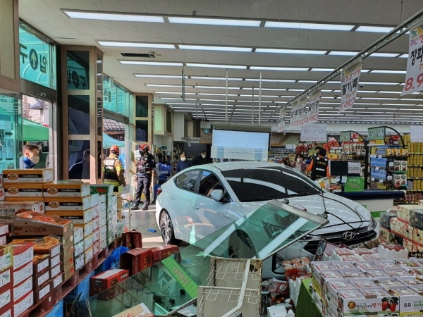 마트 내부에 승용차가 돌진한 모습 [중랑소방서 제공]