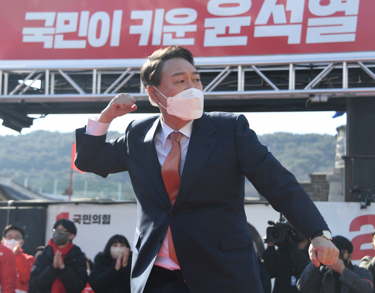 윤석열 국민의힘 대선후보가 24일 오후 경기도 수원시 팔달문 앞에서 열린 집중 유세에서 어퍼컷 세리머니를 하고 있다. [연합]