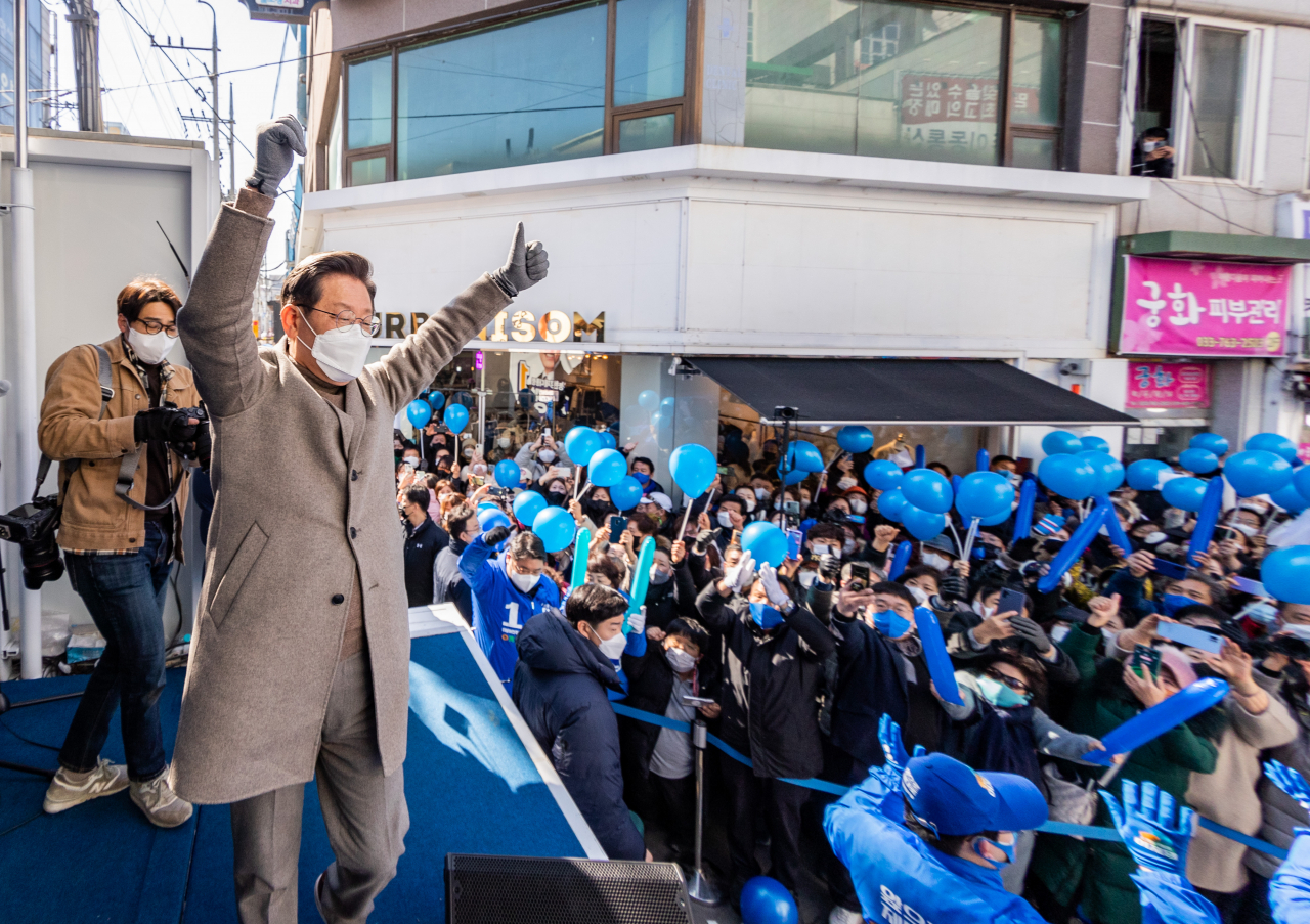 이재명 더불어민주당 대선후보가 24일 강원도 원주시 중앙로 문화의 거리에서 열린 '강원도 코리아 프리미엄 시대, 이재명이 열겠습니다!' 원주 유세에서 지지자에게 인사하고 있다. [연합]