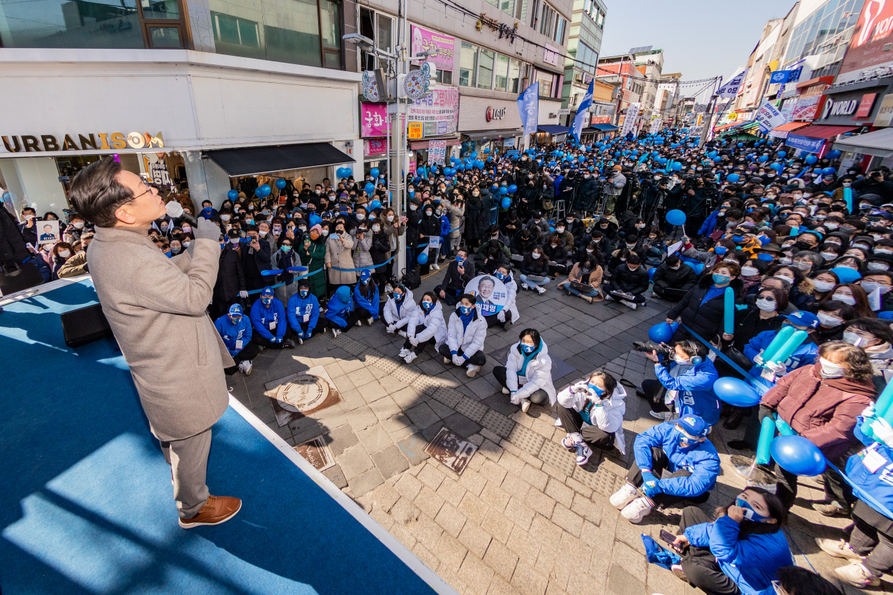 이재명 더불어민주당 대선후보가 24일 강원도 원주시 중앙로 문화의거리에서 열린 '강원도 코리아 프리미엄 시대, 이재명이 열겠습니다!' 원주 유세에서 지지를 호소하고 있다. [연합]