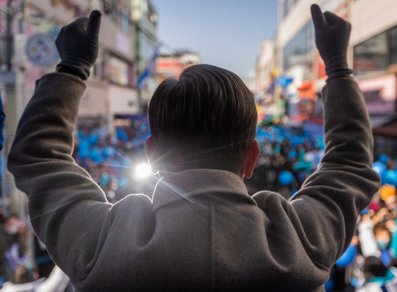 이재명 더불어민주당 대선후보가 24일 강원도 원주시 중앙로 문화의거리에서 열린 '강원도 코리아 프리미엄 시대, 이재명이 열겠습니다!' 원주 유세에서 지지자에게 인사하고 있다. [연합]